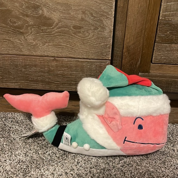 🩷NEW🩷 Vineyard Vines 🩷 Holiday Christmas Elf Santa Hat Whale Stuffed Animal, 16” - Picture 4 of 12